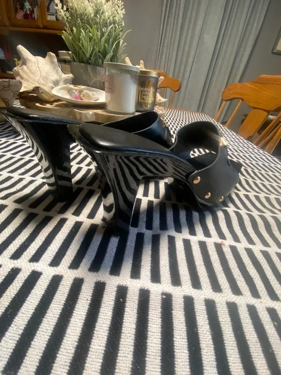 Medusa Black heels - Picture 2 of 2